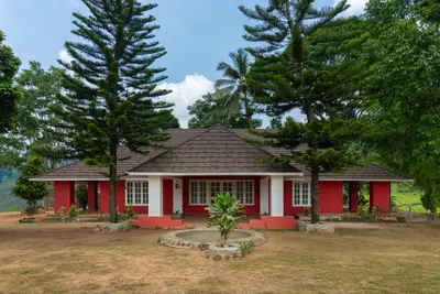 Elegant heritage british bungalow wayanad exterior facade at boCHE 1000 Acres resort